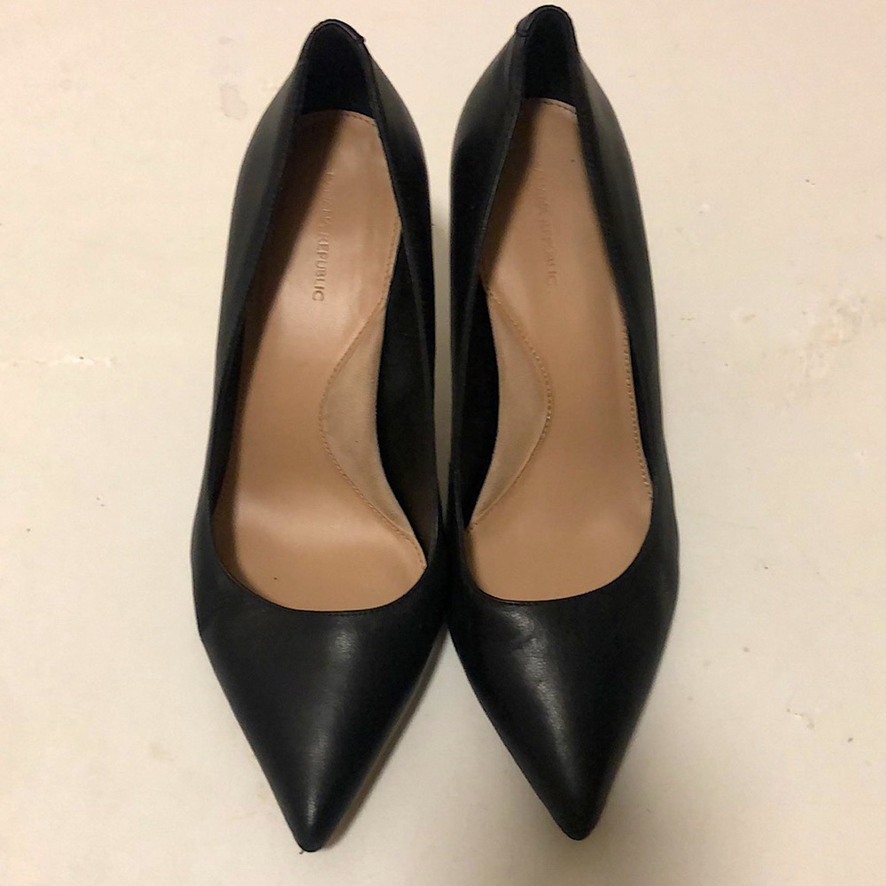 Banana Republic Black Pumps Madison Round Black in a box, like-new